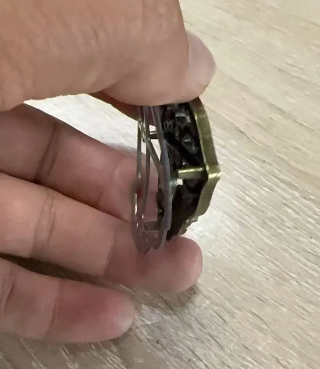 Metallemblem in der Seitenansicht: Clip-Befestigung auf der Rückseite