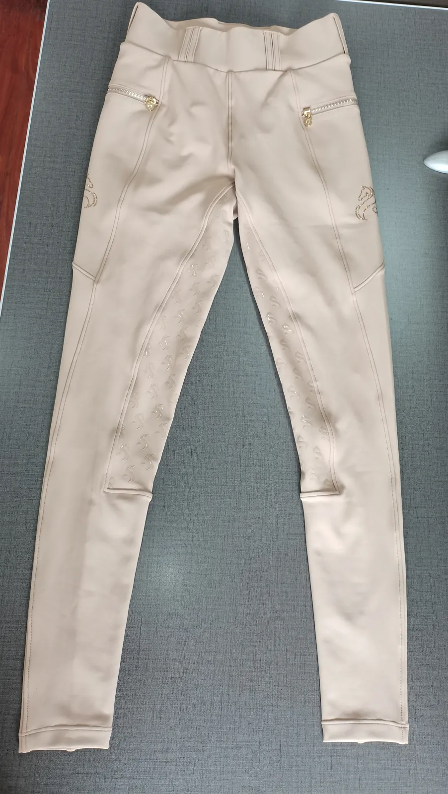 Reitbekleidung Hersteller – Fertigungsmuster: beige Reithose, Vorderansicht auf dem Bügel