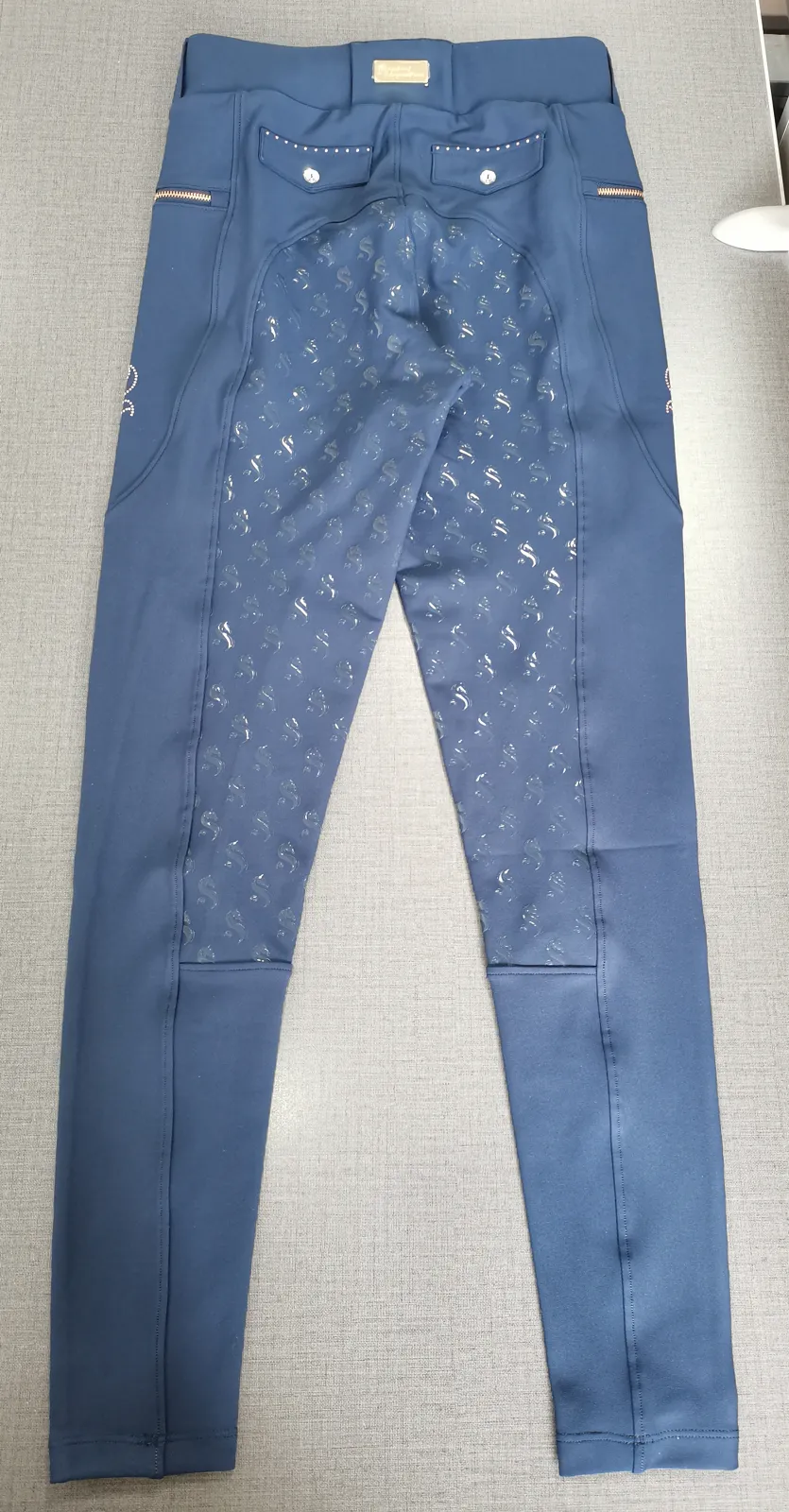 Blaue Reithose mit Vollgrip: Grip-Motiv in Reihen über Sitz und Bein wiederholt