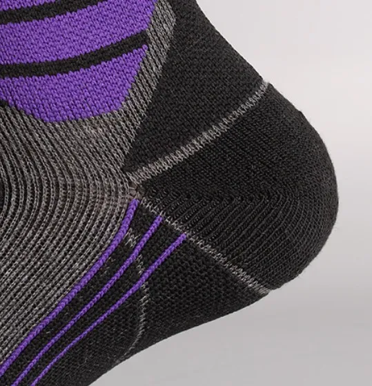 Detail einer Reitsocke: Ferse in eigener Strickzone mit eingestrickten Streifen