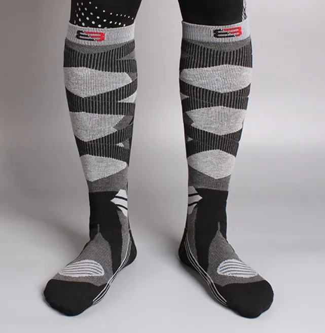 Graue Reitsocken als Kniestrümpfe getragen, mit eingestrickten Farbfeldern