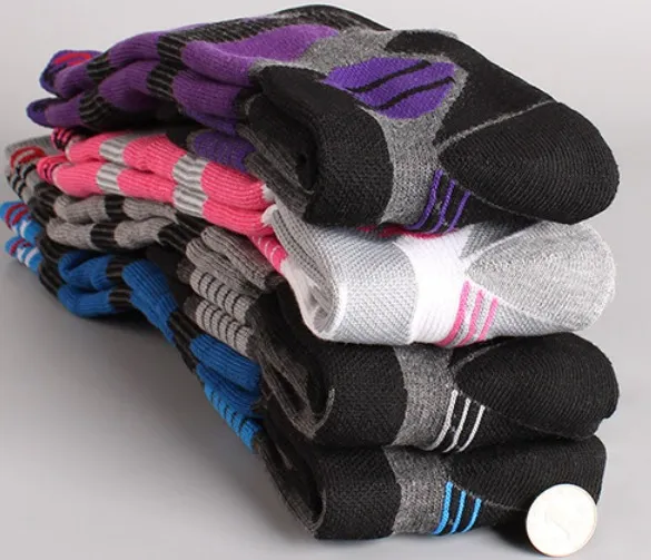 Gestapelte Reitsocken mit eingestrickten Streifen