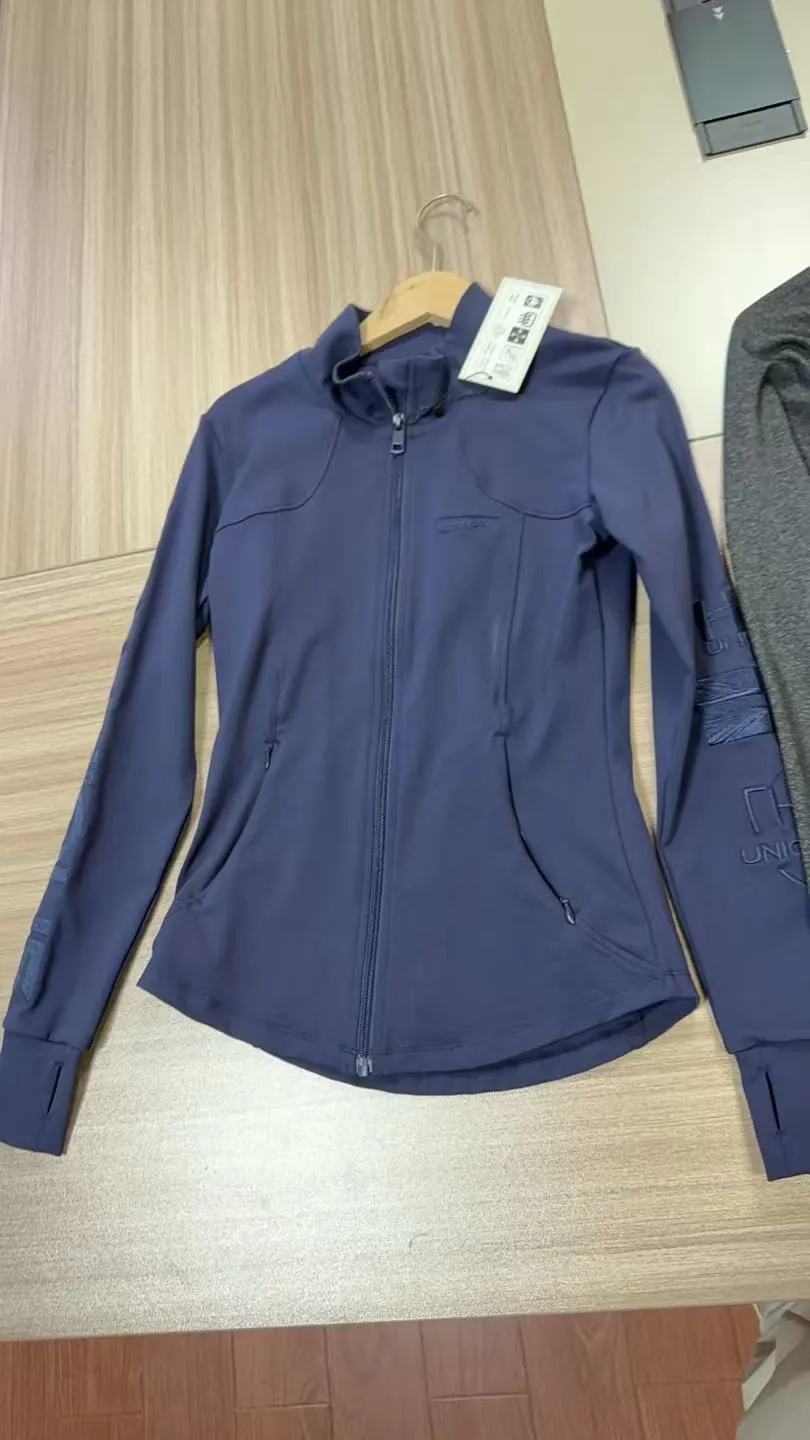 Navy-Trainingsjacke mit Stehkragen auf dem Bügel