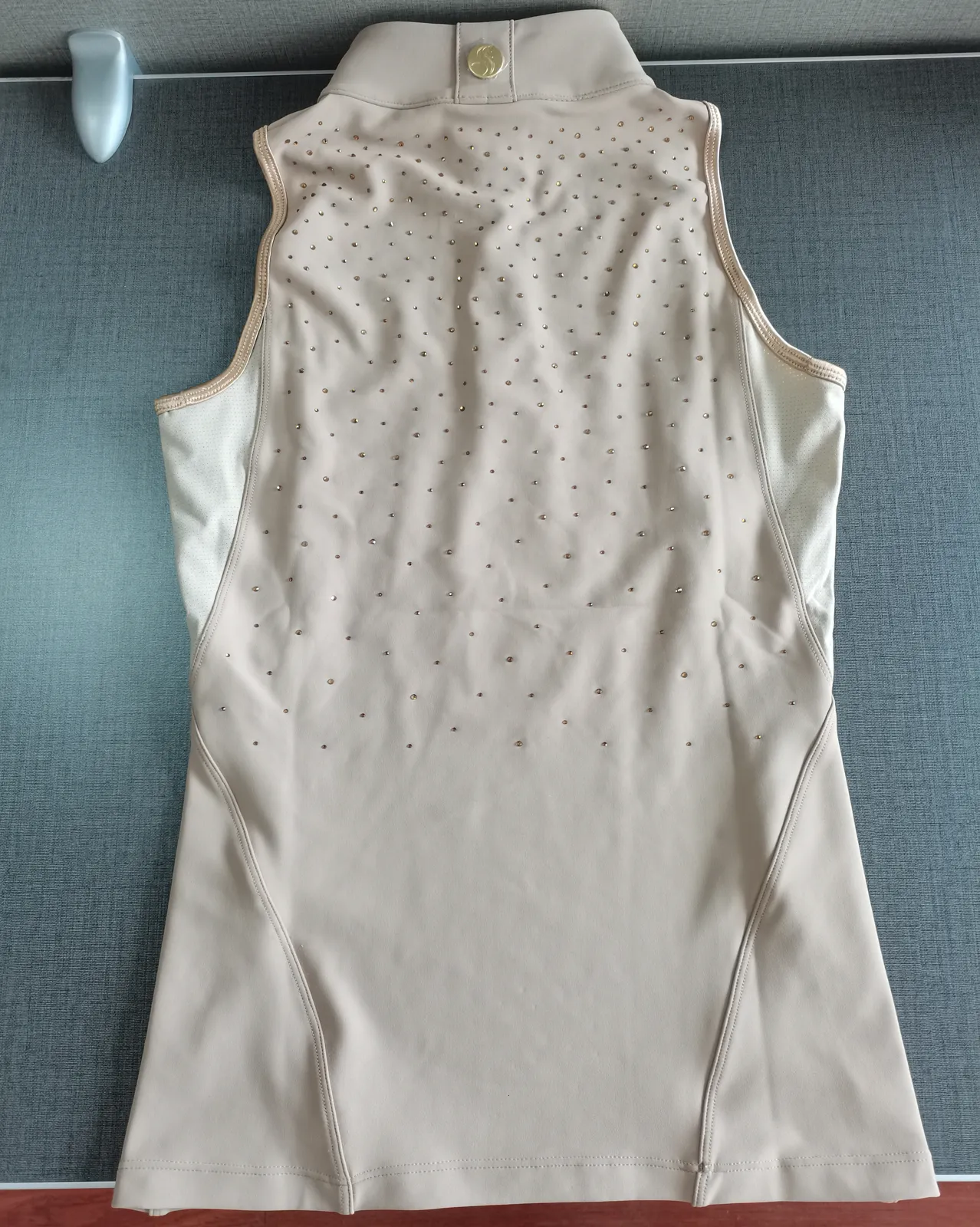 Helles ärmelloses Turniershirt mit Strass, Rückseite