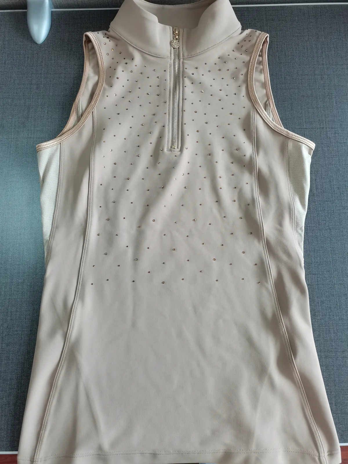 Helles ärmelloses Turniershirt mit Stehkragen, kurzem Reißverschluss und Strass, Vorderseite