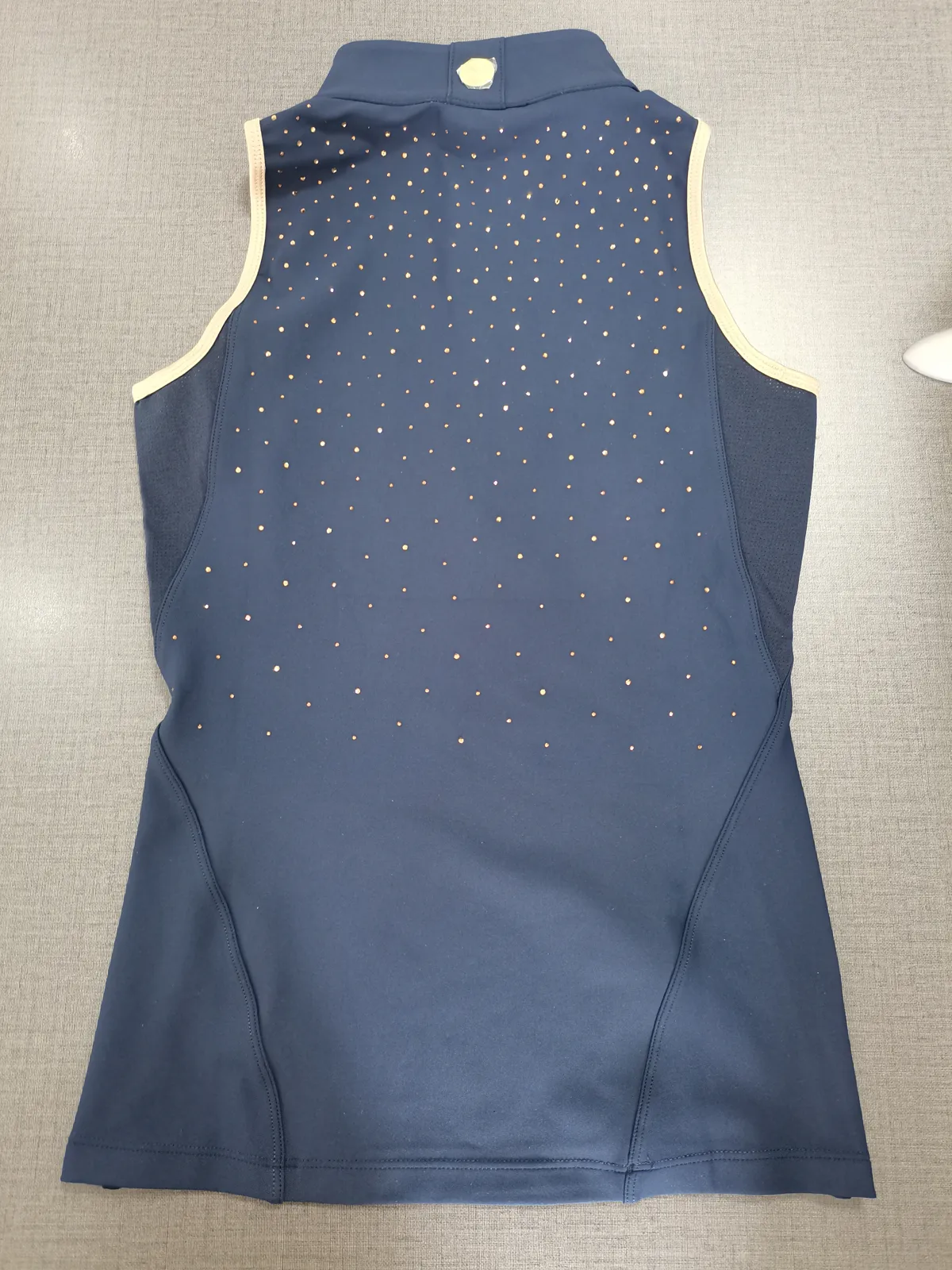Navy-Turniershirt mit Strass, Rückseite mit hellgrauer Paspel