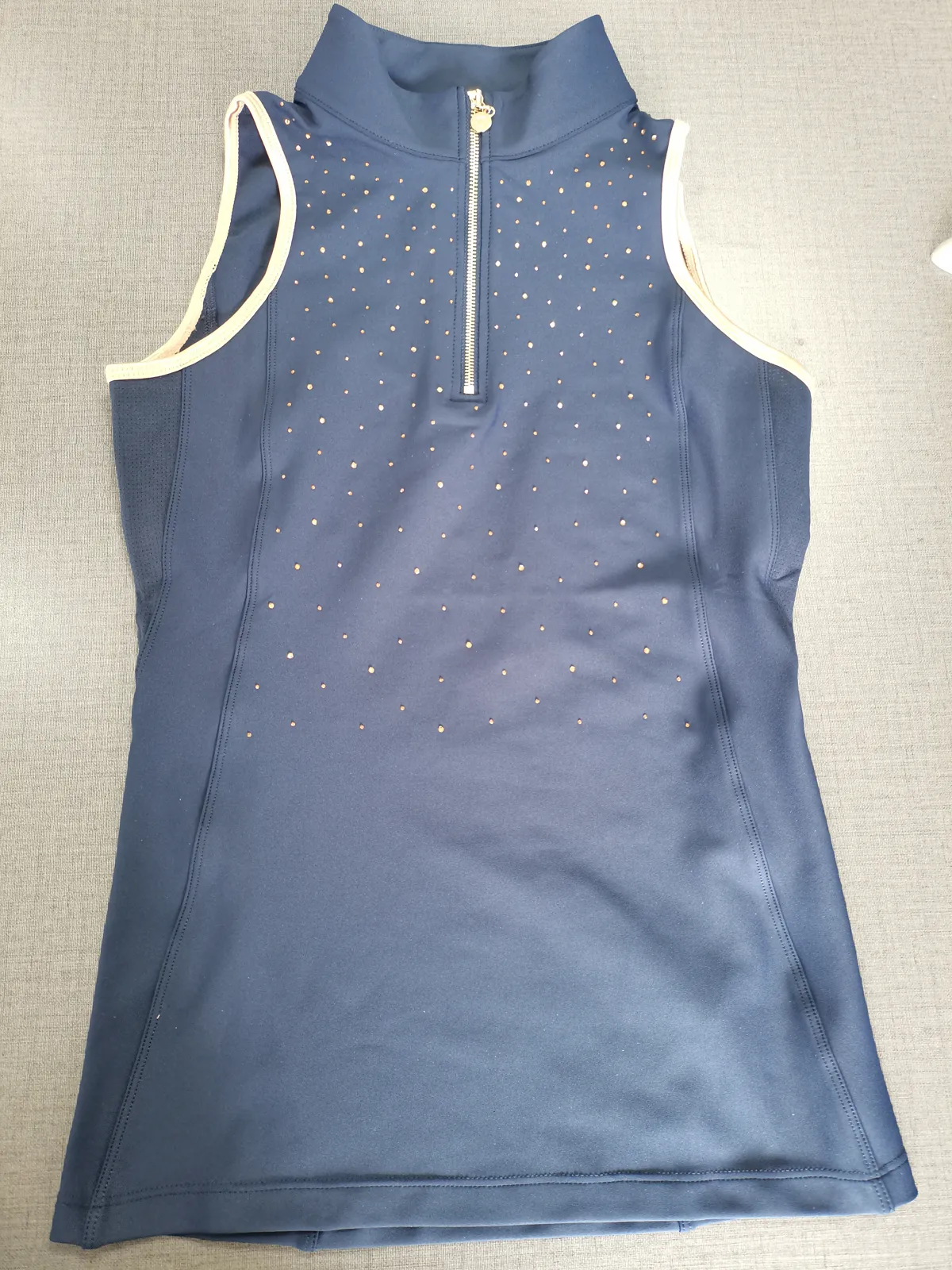Reitbekleidung Hersteller – Fertigungsmuster: ärmelloses Navy-Turniershirt mit Strass